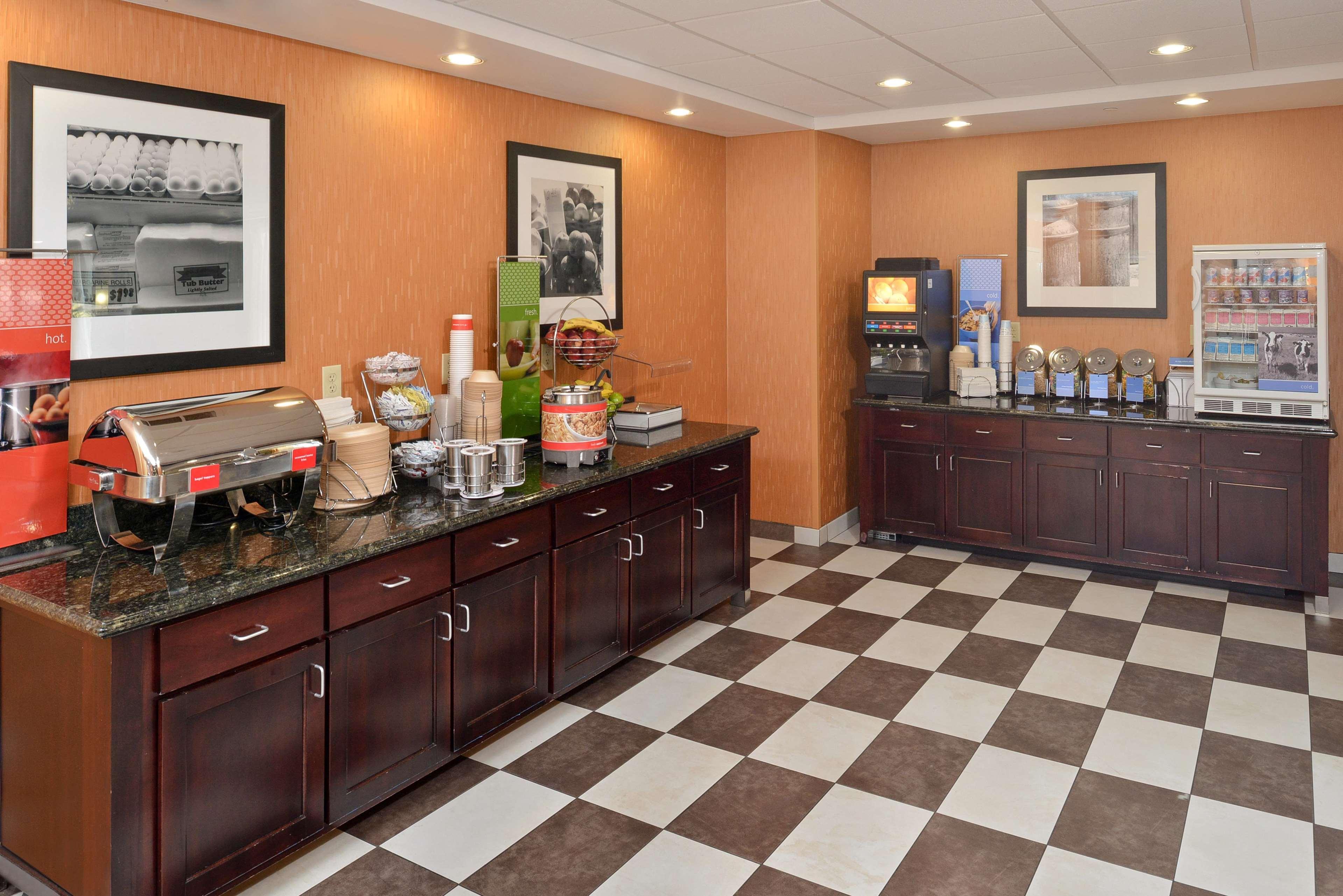 Hampton Inn Muscatine Экстерьер фото