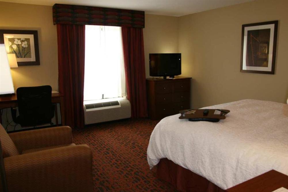 Hampton Inn Muscatine Номер фото