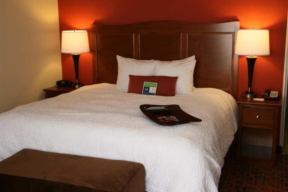 Hampton Inn Muscatine Номер фото
