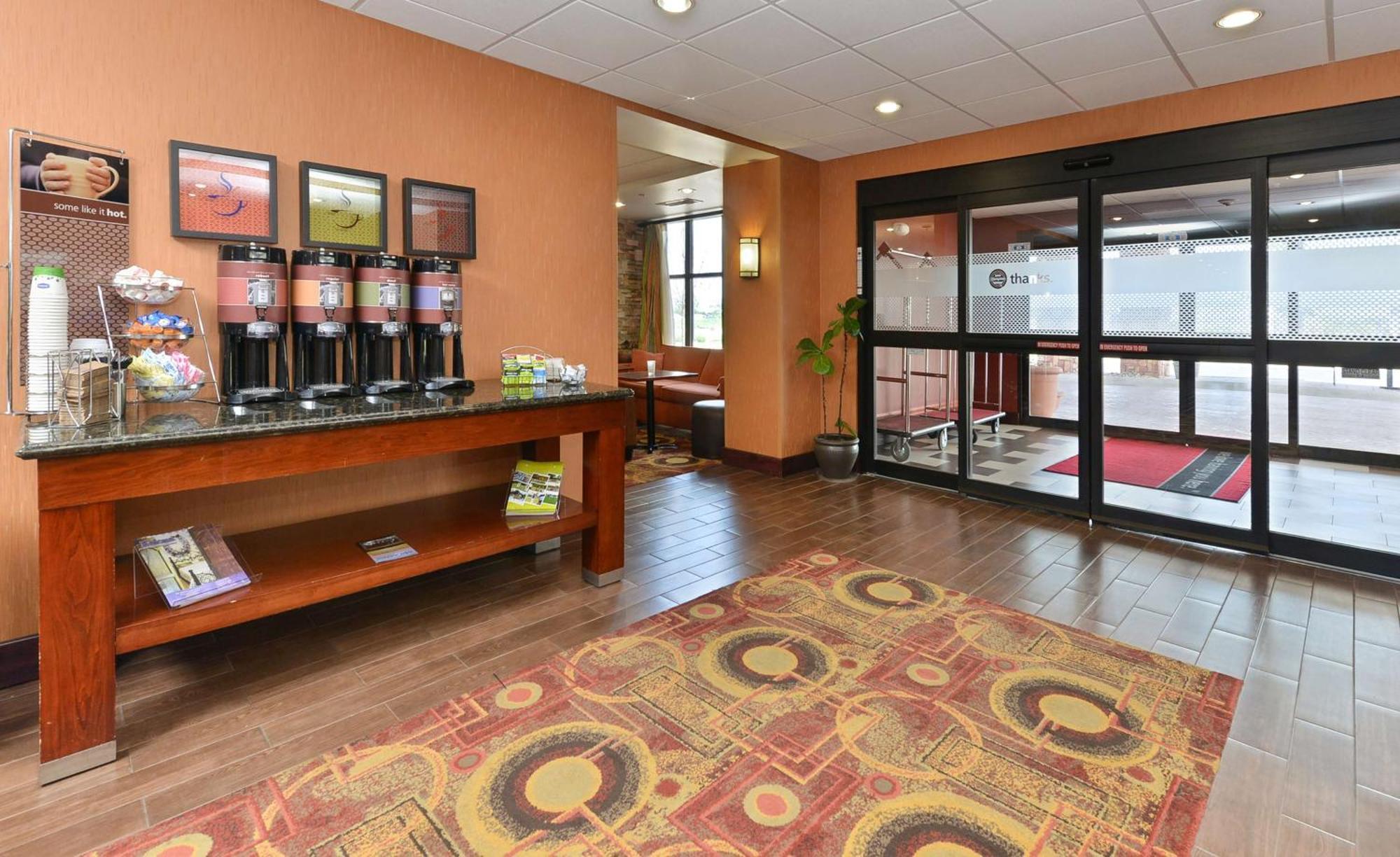 Hampton Inn Muscatine Экстерьер фото